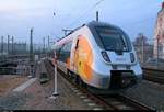 Nachschuss auf 9442 103 (Bombardier Talent 2) von Abellio Rail Mitteldeutschland mit Seitenwerbung als Leerzug, der seinen Endbahnhof Halle(Saale)Hbf Gl. 13a Richtung Abstellung verlässt. [25.3.2018 | 18:59 Uhr]