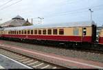 Blick auf einen Personenwagen der Gattung  Apmz  (56 80 18-95 001-0 D-AKE) der AKE Eisenbahntouristik, der im AKE 50 von Weimar nach Ostseebad Binz mit Zuglok 113 309-9 (E10 1309) eingereiht ist und Halle(Saale)Hbf auf Gleis 9 verlässt.
[19.5.2018 | 6:24 Uhr]