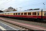 Blick auf einen Speisewagen der Gattung  WRmz  (56 80 88-95 001-5 D-AKE) der AKE Eisenbahntouristik, der im AKE 50 von Weimar nach Ostseebad Binz mit Zuglok 113 309-9 (E10 1309) eingereiht ist und Halle(Saale)Hbf auf Gleis 9 verlässt.
[19.5.2018 | 6:24 Uhr]