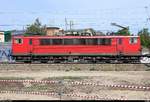 Seitlicher Blick auf 155 099-5 Railpool mit Kesselwagen, die den Interimsbahnsteig Halle(Saale)Hbf Gl.