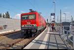 Autotransportzug mit 143 851-4 der Mitteldeutsche Eisenbahn GmbH (MEG) passiert den Interimsbahnsteig Halle(Saale)Hbf Gl. 13a auf der Ostumfahrung für den Güterverkehr in nördlicher Richtung.
[31.7.2018 | 16:49 Uhr]
