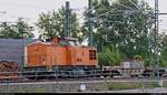 Containerzug mit 293 022-0 (DR V 100) der Muldental-Eisenbahnverkehrsgesellschaft mbH (MTEG) passiert den Interimsbahnsteig Halle(Saale)Hbf Gl.