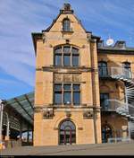 Bahnhofsarchitektur des Empfangsgebäudes (Rückseite) in Halle(Saale)Hbf. Dort befinden sich u.a. Dienst- und Verwaltungsräume der Bahn.
Aufgenommen während einer Baustellenführung anlässlich des Baustellenfests in Halle(Saale)Hbf.
[20.10.2018 | 14:11 Uhr]