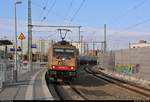 Aufgrund eines Personalwechsels steht ein Kesselzug mit der goldenen 185 597-2 der Beacon Rail Leasing Ltd., vermietet an die HSL Logistik GmbH, kurzzeitig am Interimsbahnsteig Halle(Saale)Hbf Gl.