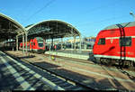 Verschiedene Doppelstocksteuerwagen-Generationen der Elbe-Saale-Bahn (DB Regio Südost) stehen sich gegenüber:  Blick von DABpbzfa 762.0 mit Zuglok 112 164-9 als RE 4889 (RE18)