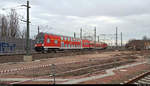 Handy-Aufnahme von DABbuzfa 760 mit Schublok 143 350-7 der S-Bahn Mitteldeutschland (DB Regio Südost) als S 37751 (S7) von Halle-Nietleben, die ihren Endbahnhof Halle(Saale)Hbf Gl.