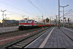 143 822-5 (243 822-4 |  Weiße Lady ) der Erfurter Bahnservice GmbH (EBS) als DPE 92157  Rennsteig-Express  von Berlin-Lichtenberg nach Meiningen erreicht Halle(Saale)Hbf auf Gleis 9.
[16.2.2019 | 17:32 Uhr]
Hinweis an die Admins: Das Bild wurde mit dem Kit-Objektiv (Canon EF-S 18-55mm f/3.5-5.6 IS STM) aufgenommen.