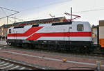 Seitliches Portrait von 143 822-5 (243 822-4 |  Weiße Lady ) der Erfurter Bahnservice GmbH (EBS) als DPE 92157  Rennsteig-Express  von Berlin-Lichtenberg nach Meiningen, der in Halle(Saale)Hbf auf Gleis 9 steht.
Aufgenommen im Gegenlicht.
[16.2.2019 | 17:36 Uhr]
Hinweis an die Admins: Das Bild wurde mit dem Kit-Objektiv (Canon EF-S 18-55mm f/3.5-5.6 IS STM) aufgenommen.