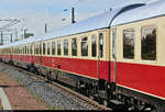 Blick auf einen TEE-Abteilwagen der 1. Klasse der Gattung  Avmz 111.0  (56 80 19-94 023-4 D-AKE) der AKE Eisenbahntouristik, der im AKE 50 (AKE-RHEINGOLD-Sonderzug) von Cottbus Hbf nach Wien Westbahnhof (A) mit 1216 955-5 (Siemens ES64U4) der Wiener Lokalbahnen Cargo GmbH (WLC), mit Werbung für den Transportpartner Roland Spedition GmbH, eingereiht ist und Halle(Saale)Hbf auf Gleis 8 verlässt.
[5.5.2019 | 9:12 Uhr]