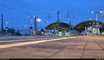 Blick während der Blauen Stunde und unter Mondlicht auf die Bahnsteige der Ostseite von Halle(Saale)Hbf samt Überdachung.