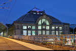 Blick während der Blauen Stunde auf das Empfangsgebäude von Halle(Saale)Hbf.