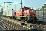 Gemischter Gz mit 294 668-9 (DB V 90) DB passiert den Interimsbahnsteig Halle(Saale)Hbf Gl. 13a auf der Ostumfahrung für den Güterverkehr in südlicher Richtung.
[26.6.2019 | 19:36 Uhr]