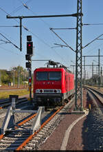 143 020-6 ist in Halle(Saale)Hbf auf Gleis 150 abgestellt und wurde zwischen Masten und Prellbock eingepasst.
Aufgenommen am Ende des Bahnsteigs 6/7.

🧰 Salzland Rail Service GmbH (SRS)
🕓 9.10.2021 | 16:33 Uhr