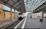 Beim Warten auf den Zug an Gleis 8 kommt 189 842-8 (Siemens ES64F4-842) durch die Bahnsteighalle von Halle(Saale)Hbf in südlicher Richtung gefahren.

🧰 Akiem S.A.S., aktueller Mieter unbekannt | ex Mitsui Rail Capital Europe GmbH (MRCE)
🕓 26.10.2022 | 8:21 Uhr