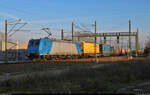 KLV-Zug mit 185 528-7 passiert Halle(Saale)Hbf in nördlicher Richtung.