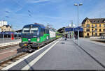 Flixtrains Neue, die 193 934-7 (Siemens Vectron), zeigte sich Anfang April in Halle(Saale)Hbf auf Gleis 7. Sie ist laut Anschrift seit dem 13.3.2023 im Einsatz.

🧰 ELL Austria GmbH (European Locomotive Leasing), vermietet an die Netzwerkbahn Sachsen GmbH (NeS) für Flixtrain GmbH
🚝 FLX 1241 (FLX10) Berlin Hbf (tief)–Stuttgart Hbf [+50]
🕓 4.5.2023 | 9:36 Uhr