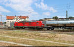 193 395-1 (Siemens Vectron) fährt unter anderem mit Kesselwagen in die Zugbildungsanlage (ZBA) Halle (Saale) ein und wurde vorher noch vom Bahnsteig 12/13 in Halle(Saale)Hbf abgelichtet.

🧰 DB Cargo
🕓 9.6.2023 | 12:51 Uhr