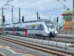 ET 1442 303 mit der S 8 aus Lutherstadt Wittenberg in Halle (Saale) Hbf, 05.10.2024.