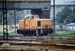 Auf dem Gelände des Hbf. Halle rangiert am 19.09.1991 die DR 106 095.