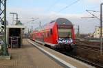 Seit dem Fahrplanwechsel verkehren auf der Strecke Halle(S) - Magdeburg 143-bespannte Wendezge, bisher fuhr hier die BR 425. Hier fhrt eine RB aus Magdeburg kommend am 28.12.08 im Hbf Halle(S) ein.