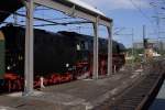 Lok im  Carport ! 01 0509 mit Fahrziel Wernigerode und Bad Harzburg am Vormittag des 09.06.2012 auf Gleis 10 in Halle/Saale Hbf. Ich wei, hier trifft eigentlich  Motiv verdeckt  zu, aber ich fand die Aufnahme vom Gesamteindruck her jedoch so interessant, dass ich sie dennoch mal vorstellen wollte. Im Hintergrund ist der schn restaurierte Bahn-Wasserturm zu sehen.