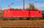 Kesselzug nach Halle-Nietleben    Breitseite vom Zaun auf 143 020-6, die einen Kesselzug anführte und kurzzeitig im Zielbahnhof Halle-Nietleben weilte.