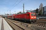 112 176 schiebt am 25.3.2017 den RE70 (RE21012) von Hamburg Hauptbahnhof nach Kiel Hauptbahnhof aus dem Hamburger Hauptbahnhof.