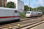 401 569-9  Worms  trifft am 2.9.2017 als ICE774 von Stuttgart Hauptbahnhof nach Hamburg-Altona im Hamburger Hauptbahnhof auf 401 082-3  Rüdesheim  als Lerzug in Richtung Süden.