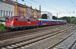 110 491-8 durchfährt am 2.9.2017 mit mehreren BTE-Wagen den Hamburger Hauptbahnhof auf dem Weg in Richtung Süden.