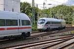 411 560-6  Markt Holzkirchen  trifft am 2.9.2017 als ICE1082 von München Hauptbahnhof nach Hamburg-Altona im Hamburger Hauptbahnhof auf 411 509-3  Güstrow  als ICE1189 von Hamburg-Altona