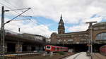 Hamburg-Hauptbahnhof am 16.6.2015: Blick von Norden auf die S-Bahngleise mit einfahrendem BR 472/473, Linie S 2 nach Bergedorf /