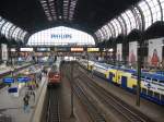 Blick in die Halle des 1906 erffneten Hamburger Hbf.Links der RE.