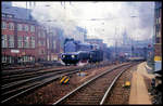 01 1102 rangiert im Gleisvorfeld des HBF Hamburg am 6.4.1996.