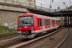 Zweisystem-Triebzug 474 026-0 verlässt Hamburg Hauptbahnhof als S3 Langzug nach Stade, am 17.05.2019.