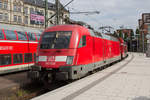 182 020 erreicht Hamburg Hauptbahnhof mit einem RE1  Hanse Express  aus Rostock, am 17.05.2019.