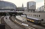 Gleichstromtriebwagen der Hamburger S-Bahn: Im Frühjahr 1987 verlässt ein 471-Kurzzug den Hamburger Hauptbahnhof. Die ersten Züge dieser Baureihe wurden 1939 ausgeliefert und leiteten die Umstellung vom Wechselstrom- auf den Gleichstrombetrieb ein.