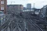 Hamburg-Hauptbahnhof am 26.2.2020 zur blauen Stunde (17:36): Blick von der Altmannbrücke auf die südliche Ausfahrt mit einem einfahrenden IC /