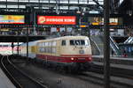 103 222-6 schiebt einen Messzug aus dem Hamburger Hbf.