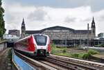 490 014 verlääst soeben den Hamburger Hbf.