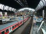 Die Bahnhofshalle von Hamburg Hbf mit einem dnischen EC, einem Metronom und Zwei Regionalzgen.