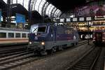 RBLs 111 065 hatte am 09.12.2023 die Aufgabe, den MSM Partyzug nach Lübeck zu bringen, hier zu sehen beim Umrangieren im Hbf Hamburg.