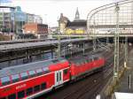 218 435 schiebt den RE 21416 als Sandwichgarnitur nach Lbeck, vorn zieht 218 433; Hamburg Hbf, 04.12.2007  