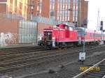 363 176-9 beim rangieren mit einem Steuerwagen Bauart Karlsruhe vom Abstellbahnhof in den Hamburger Hbf.