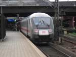 Ein total verdreckter Steuerwagen am IC 2116 nach Stralsund im Hamburger Hbf auf Gleis 8.