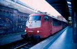 Hamburg Hauptbahnhof, 19.30 Uhr: 103 180-6 steht mit ihrem City Night Liner abfahrbereit um durch die Nacht zu fahren.