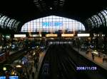 Hoch ber den Gleisen im Hamburger Hauptbahnhof mit Weihnachtsschmuck Am 29.