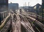 Gleise am Hauptbahnhof der Sonne ausgesetzt.