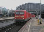 Hier 112 145-8 mit einer RB nach Ahrensburg, bei der Einfahrt am 13.3.2010 in Hamburg Hbf.