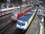 Reger Bahnverkehr in der Halle von Hamburg Hbf am 18.07.2005.