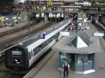 Blick in die Halle von Hamburg Hbf am 16.07.2005. Im Bild ein dnischer IC 3 (5083), der kurz darauf als EC in Richtung Kopenhagen abfhrt.